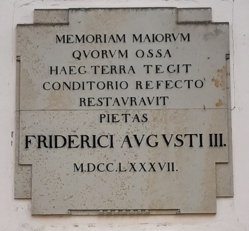 Eine steinerne Tafel über dem Eingang erinnert an Friedrich August III., den Bauherren des Mausoleums in Altzella.