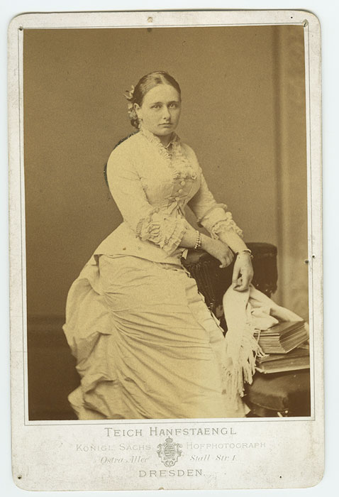Fotografie von Mathilde als junge Frau, sitzend im Halbprofil