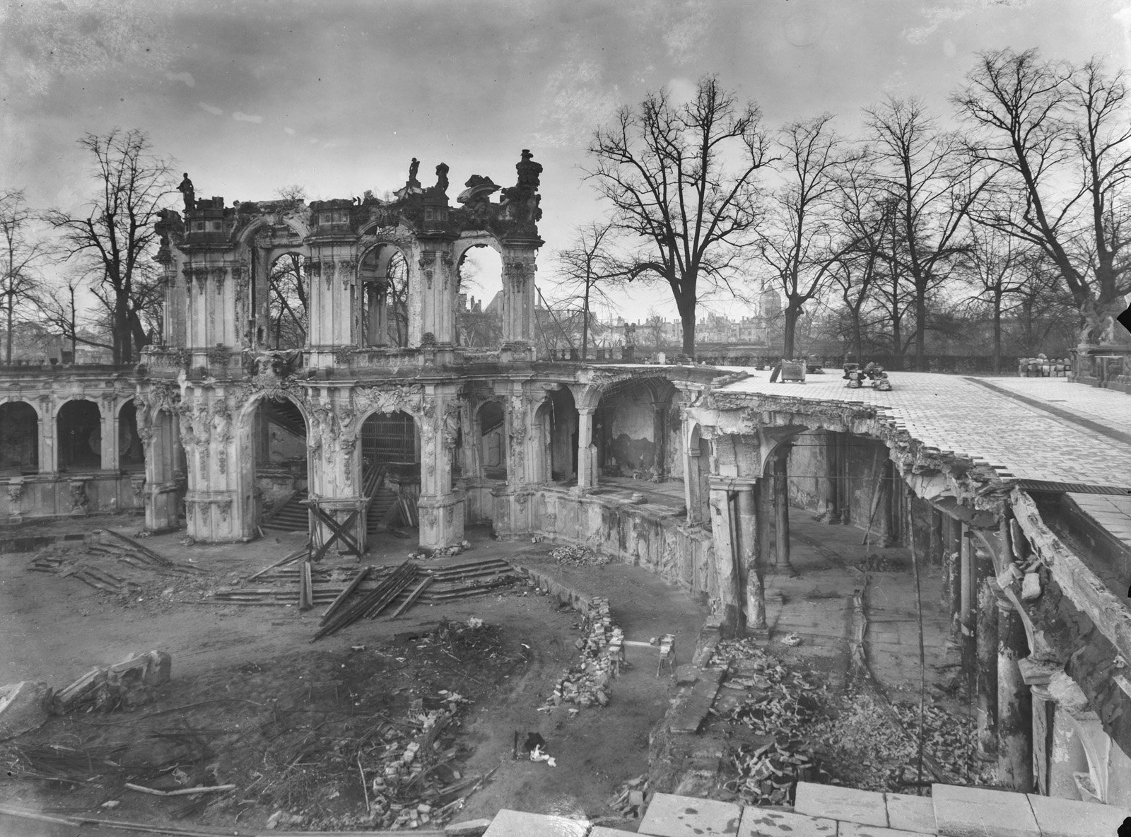 Foto des zerstörten Wallpavillons des Dresdner Zwingers nach dem Zweiten Weltkrieg