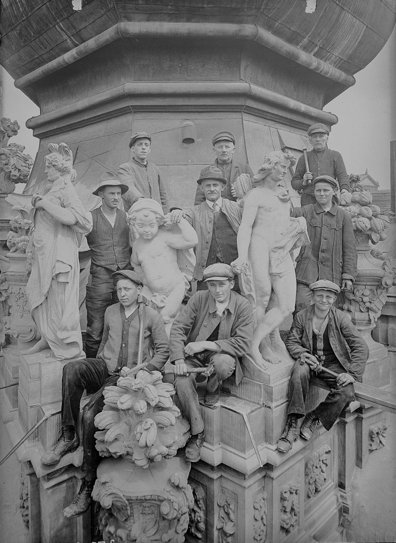 Gruppenaufnahme der Mitarbeiter der Zwingerhütte, um 1932
