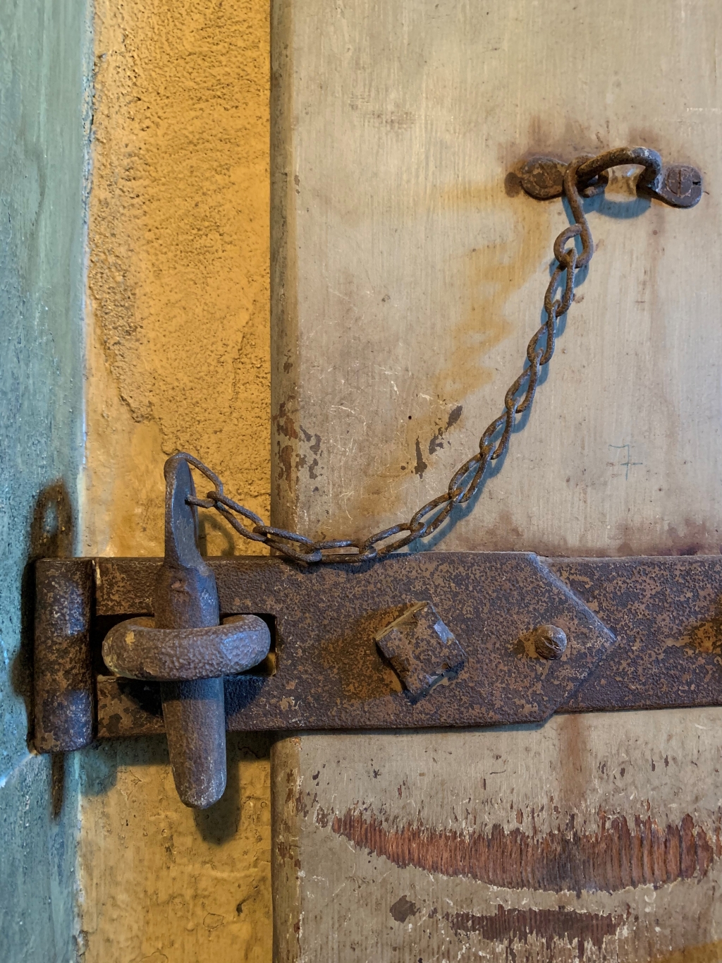 Neben dem Schloss wurden die Türen mit Riegel und Haspe gesichert