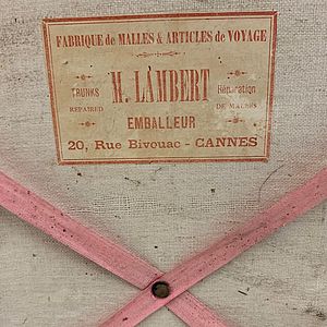 Innenseite eines Reisekoffers mit dem Firmenschild der Kofferfabrik Lambert Cannes (Frankreich)