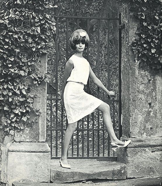 Eine junge Frau posiert für ein Fotoshooting im Schlossgarten Weesenstein.