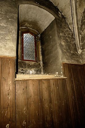  Blick auf das rußgeschwärzte Fenster im Arkanum der Albrechtsburg
