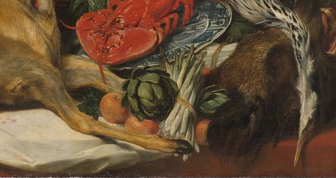 Ausschnitt aus einem Stillleben. In der Mitte liegt ein Bund Spargel. Um ihn herum liegen Obst, Gemüse und erlegte Tiere.