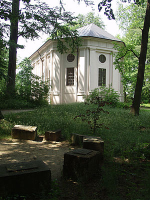 Blick auf das klassizistische Mausoleum mit weißem Putz
