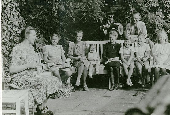 Die Familie sitzt im Sommer 1945 lachend auf der Schlossterrasse.