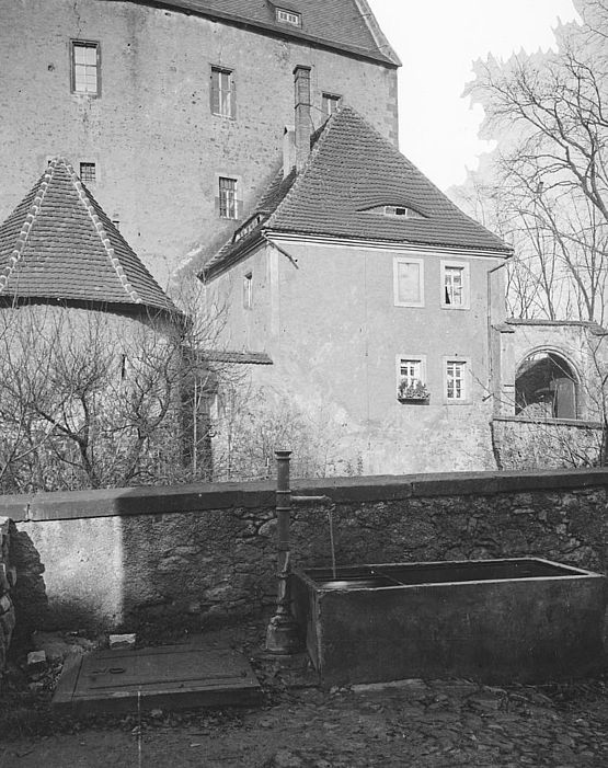 Historische Fotografie: Wassertrog mit Auslauf am Wallgraben vor der Burg Mildenstein