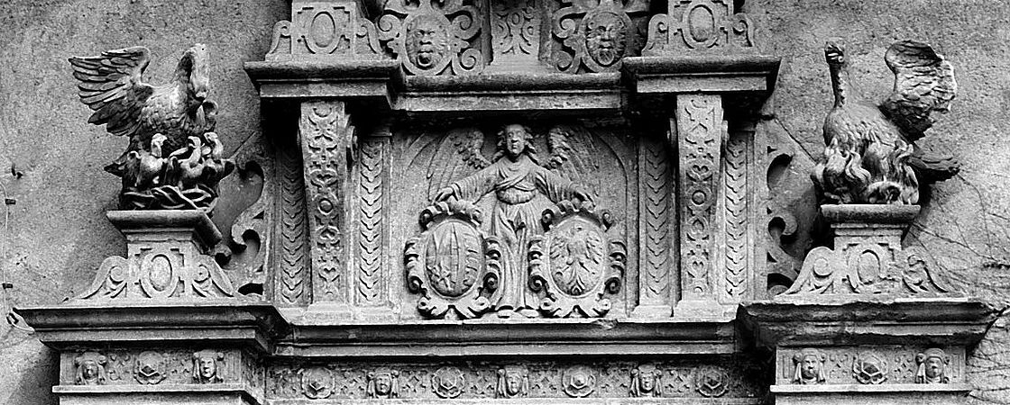 Über dem Portal zur Schlosskapelle Colditz thronen Pelikan und Phönix aus Stein