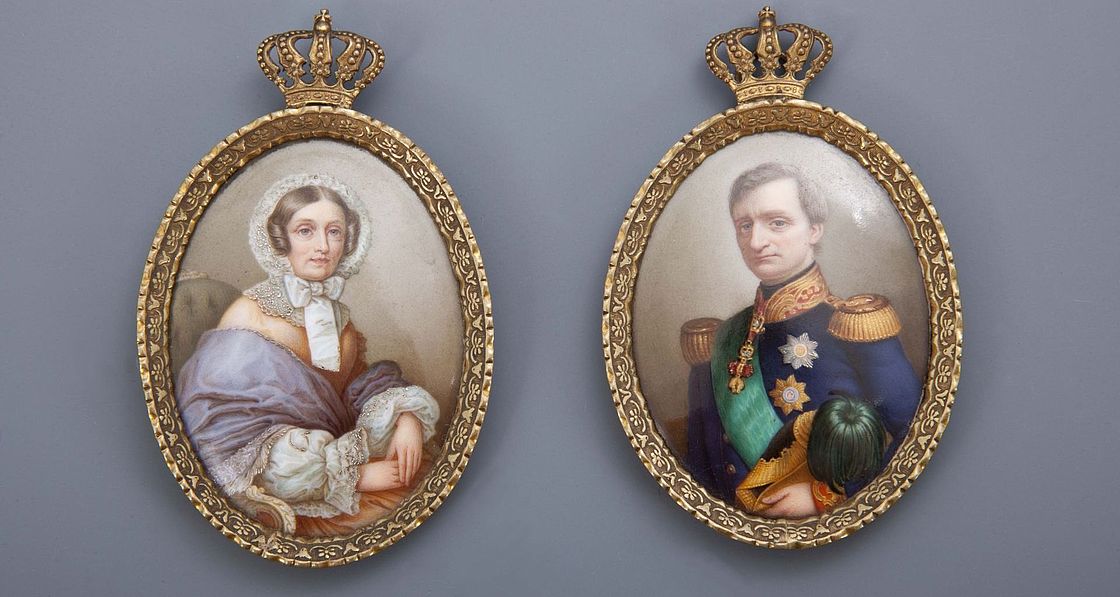 Porträtmedallions von König Johann und Königin Amalie Auguste von Sachsen.