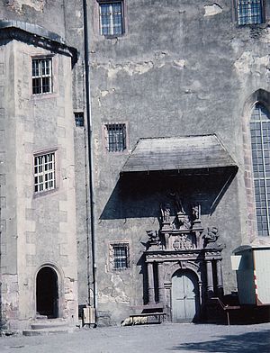 Das Portal um 1980 mit historischem Schutzdach