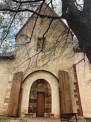 Westseite der Kapelle mit romanischen Portal