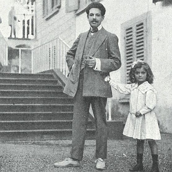 Luises zweiter Ehemann steht neben ihrer Tochter Anna Monica Pia.