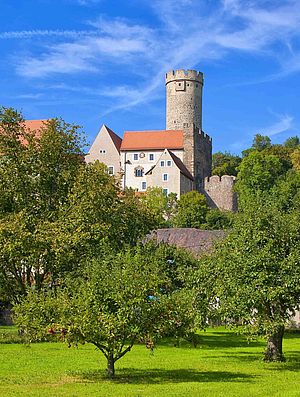 Ansicht von Burg Gnandstein mit blauem Himmel und Sonnenschein