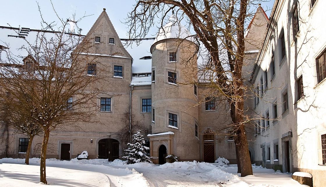 Der Schlosshof von Nossen zeigt sich winterlich mit Schnee bedeckt.