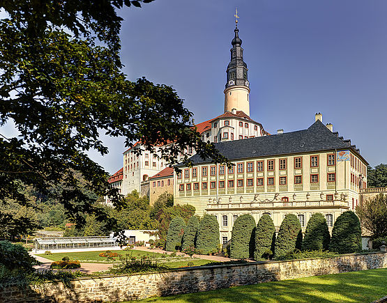 Blick auf Schloss Weesenstein und Park