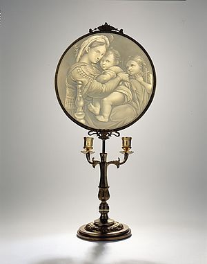 Auf dem Lichtschirm scheint Raffaels Gemälde "Madonna della sedia" durch.