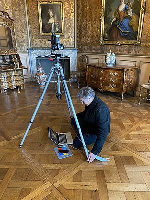 Ein Fotograf nimmt einen Raum von Schloss Moritzburg in 360° auf