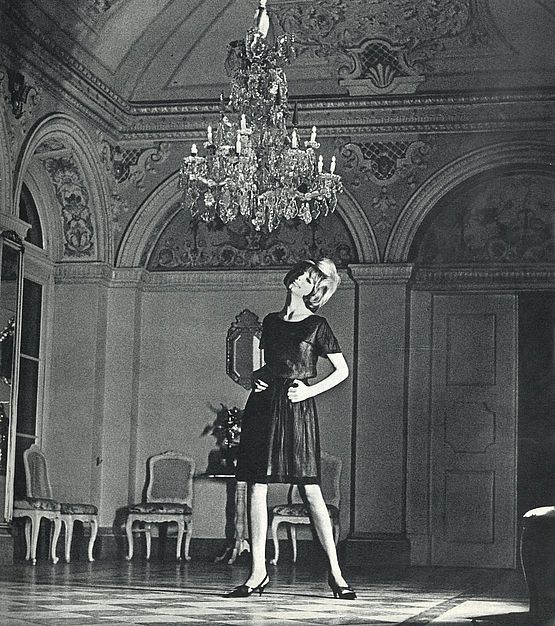 Ein Fotomodell in einem Saal in Schloss Weesenstein bei den Fotoaufnahmen für die Zeitschrift Sybille 1966.