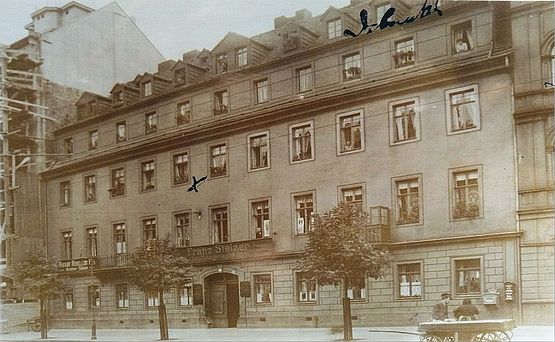 Fotografie des Wohnhauses in der Ostra-Allee, in dem Paul Delank mit seiner Familie wohnt.