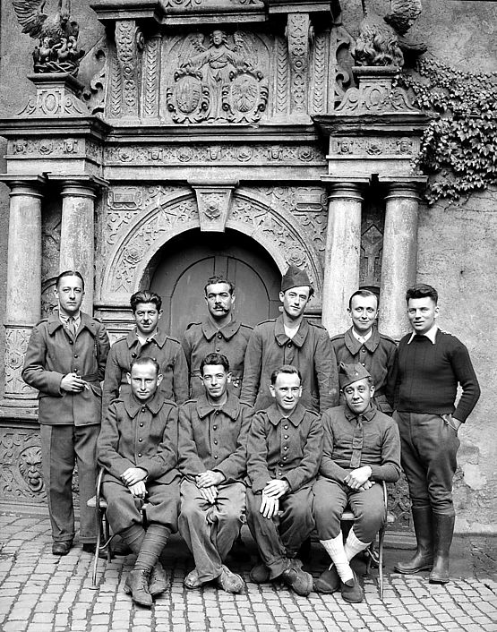 Offiziersburschen vor dem Portal, um 1942