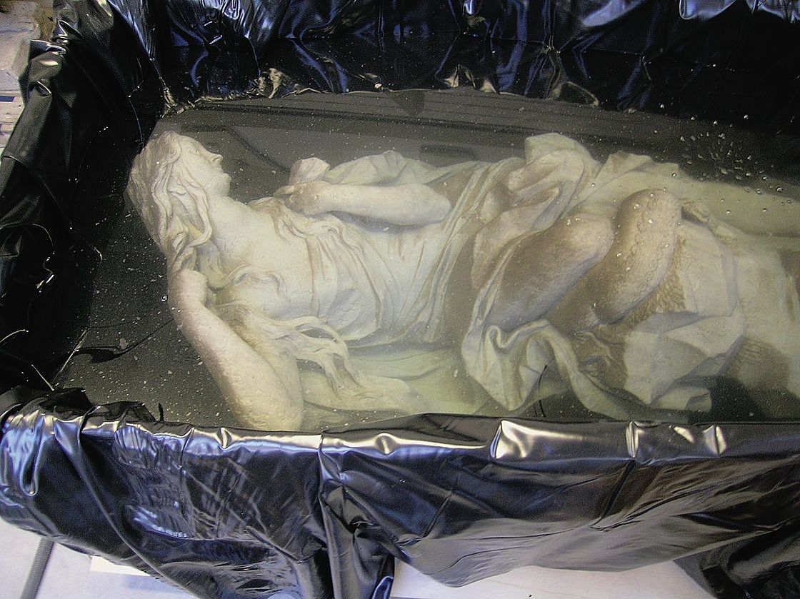 Fotografie einer Skulptur einer Nymphe des Dresdner Zwingers im Wannenbad bei der Restaurierung 