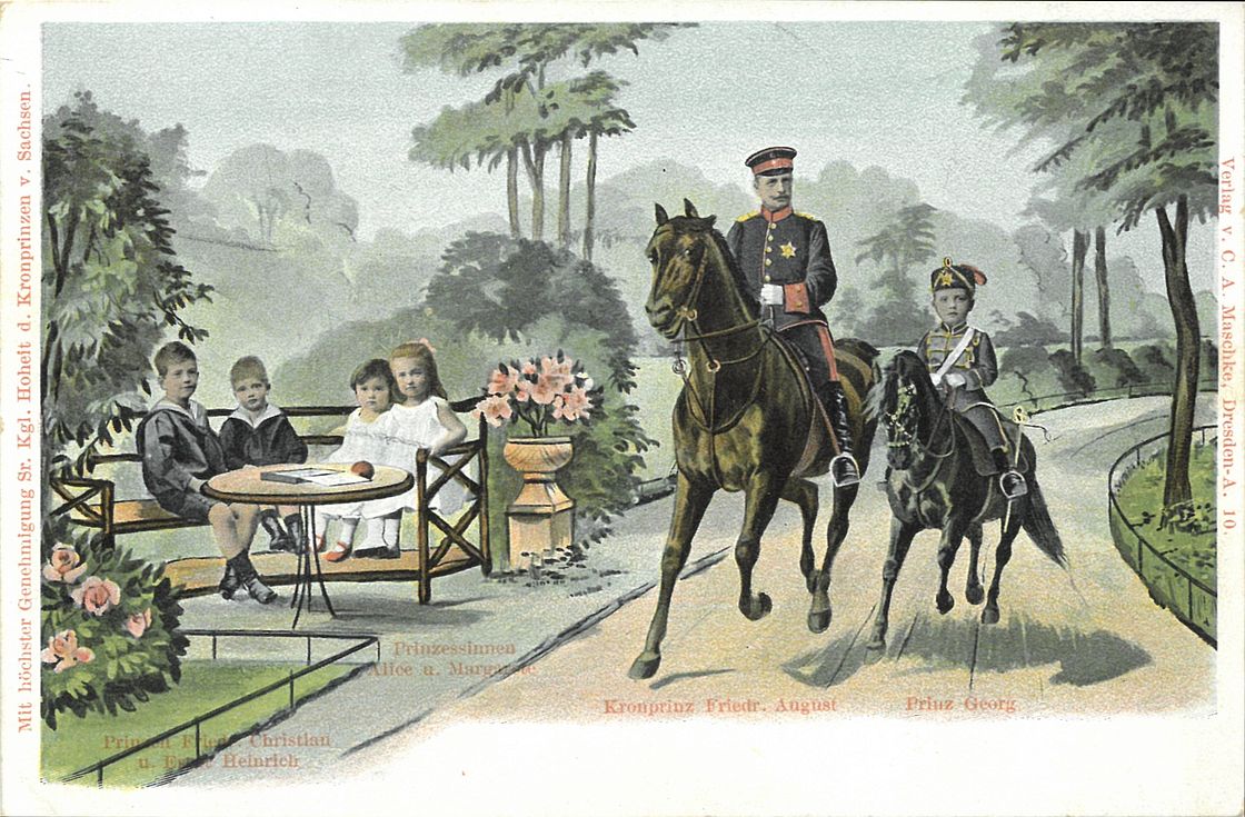 Die kolorierte Postkarte von 1903/04 zeigt Kronprinz Friedrich August und seinen Sohn Prinz Georg hoch zu Pferd, während die vier kleineren Kinder auf einer Gartenbank sitzen.