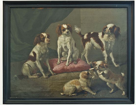 Gemälde mit fünf Hunden, von denen zwei im Vordergrund miteinander spielen.