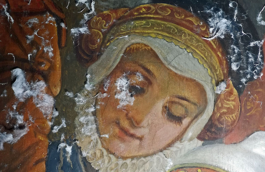 gemaltes Gesicht einer Dame vor Abnahme von Watte und Leimresten – Albrechtsburg Meissen