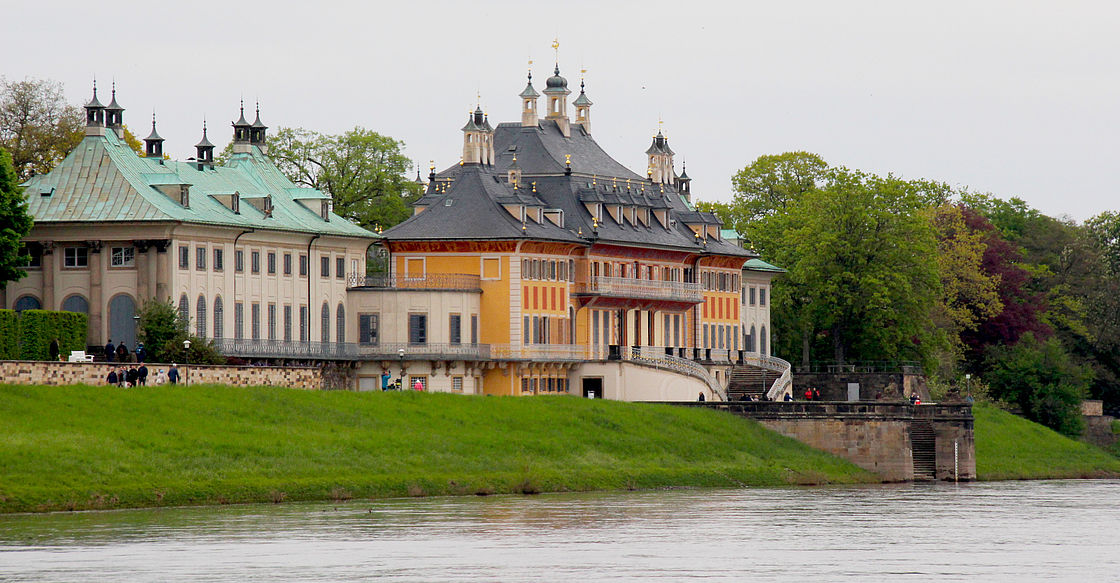 Das Wasserpalais des barocken Schlosses Pillnitz. Im Vordergrund fließt der Fluss Elbe.
