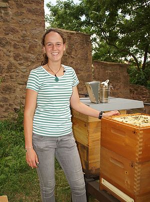 Imkerin Paula Schiller mit ihren Bienenstöcken auf Burg Mildenstein 