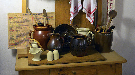 Objekte in der Gesindeküche Schloss Rammenau