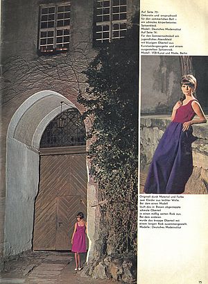 Während des Fotoshootings der Sybille (1966) posieren die Modells in Schloss Weesenstein.
