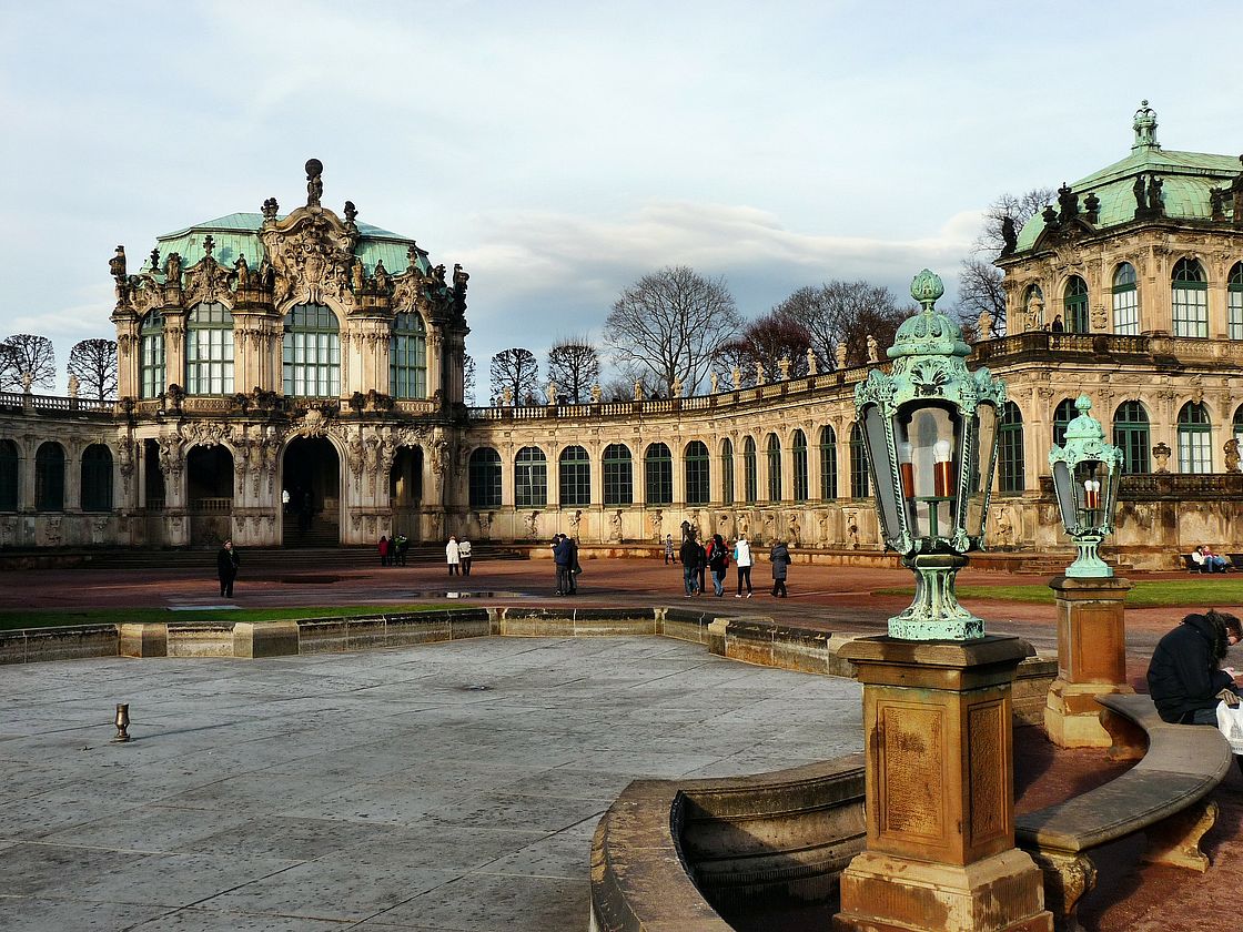 Dresdner Zwinger Innenhof mit Bogengalerie L und Wallpavillon