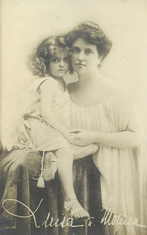 Auf dem Foto von 1906 hält Luise von Toscana ihre Tochter Anna Monica Pia im Arm. 