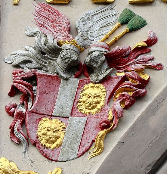 Das Bünau'sche Wappen mit den Löwenköpfen am Schlossportal Weesenstein