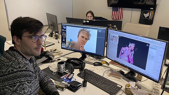 Ein 3D-Artist von Histovery modelliert ein Gesicht am Bildschirm