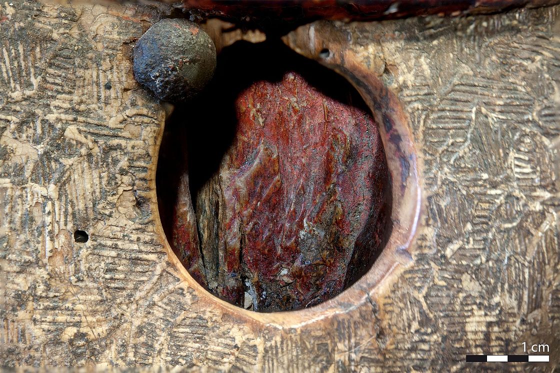 Eine runde Öffnung auf der Heiligenbrust weist darauf hin, dass dort einst eine Reliquie verwahrt wurde.
