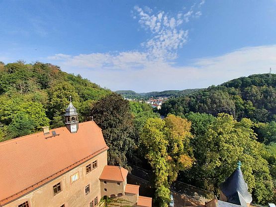Blick aus dem Dacherker der Burg Kriebstein in Richtung Waldheim
