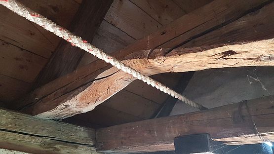 improvisierte Aussparung für die Seilführung im Dachgebälk 