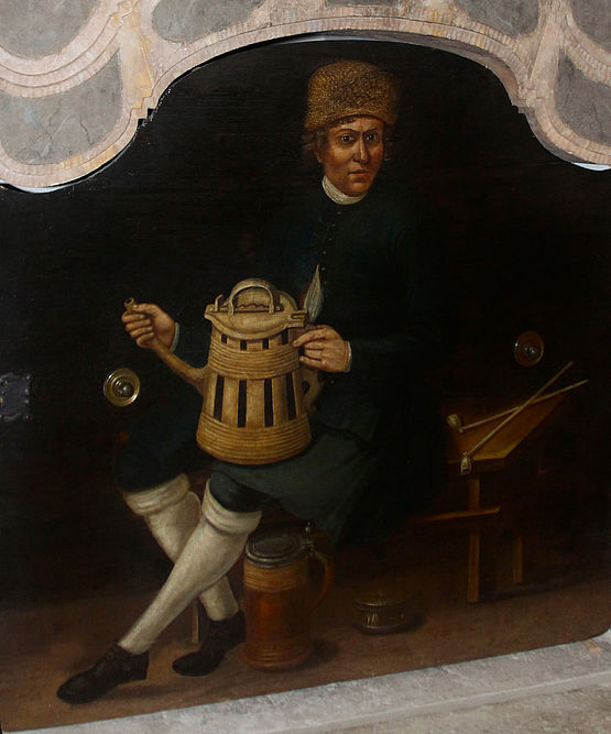 Kaminschild mit Darstellung eines Mannes mit hölzerner Bierkanne