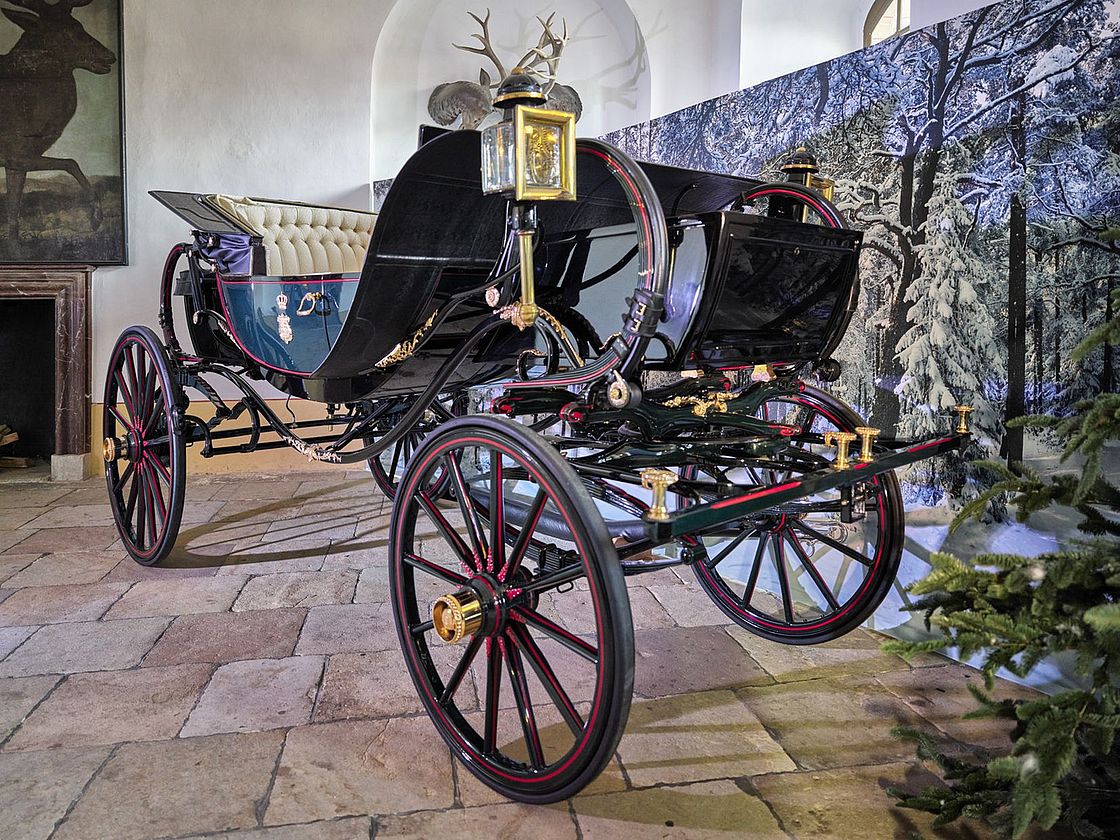 Eine Kutsche steht in der Ausstellung im Schloss Moritzburg